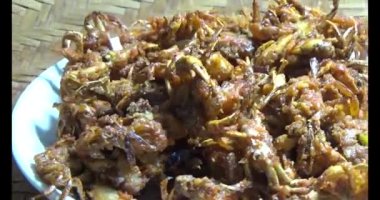 Tabakta kızartılmış yengeç