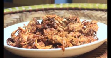 Tabakta kızartılmış yengeç