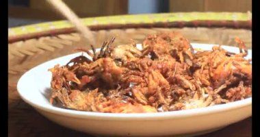 Tabakta kızartılmış yengeç