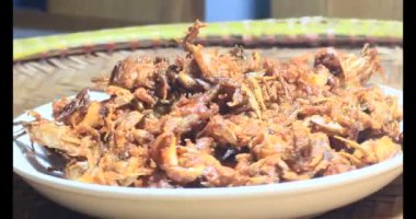 Tabakta kızartılmış yengeç