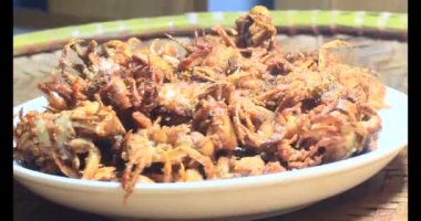 Tabakta kızartılmış yengeç