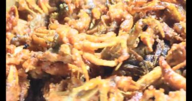 Tabakta kızartılmış yengeç