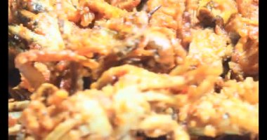 Tabakta kızartılmış yengeç