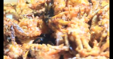 Tabakta kızartılmış yengeç