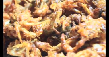 Tabakta kızartılmış yengeç