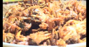 Tabakta kızartılmış yengeç