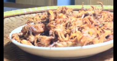 Tabakta kızartılmış yengeç