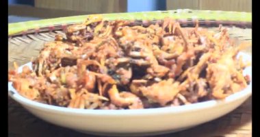 Tabakta kızartılmış yengeç