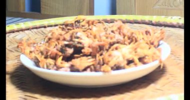 Tabakta kızartılmış yengeç