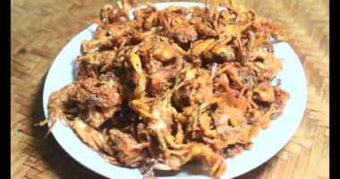 Tabakta kızartılmış yengeç