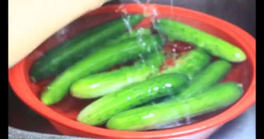Salatalıkları suda yıka. Tabakta salatalık