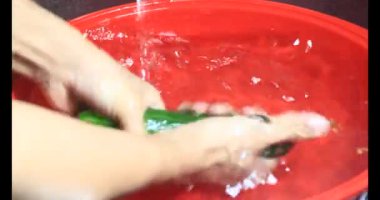 Salatalıkları suda yıka. Tabakta salatalık