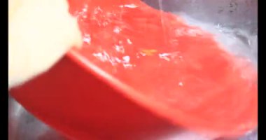 Salatalıkları suda yıka. Tabakta salatalık