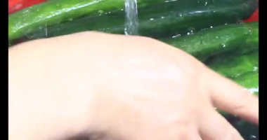 Salatalıkları suda yıka. Tabakta salatalık