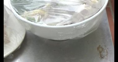 24 Kasım 2024, Haiduong, Vietnam. Akrabalarla akşam yemeği. Atalarının ölüm yıldönümü geldiğinde, torunları bir anma töreni düzenleyecek ve bağlarını güçlendirmek için birlikte yemek yiyecekler..