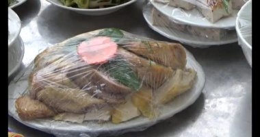 24 Kasım 2024, Haiduong, Vietnam. Akrabalarla akşam yemeği. Atalarının ölüm yıldönümü geldiğinde, torunları bir anma töreni düzenleyecek ve bağlarını güçlendirmek için birlikte yemek yiyecekler..