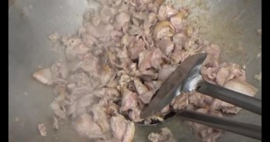 24 Kasım 2024, Haiduong, Vietnam. Akrabalarla akşam yemeği. Atalarının ölüm yıldönümü geldiğinde, torunları bir anma töreni düzenleyecek ve bağlarını güçlendirmek için birlikte yemek yiyecekler..