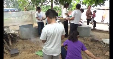 24 Kasım 2024, Haiduong, Vietnam. Genç bir adam, tanrılara ve ölen akrabalara adak kağıdı yakmak için çakmak kullanıyor. Bu bir Vietnam geleneği..