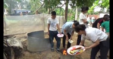 24 Kasım 2024, Haiduong, Vietnam. Genç bir adam, tanrılara ve ölen akrabalara adak kağıdı yakmak için çakmak kullanıyor. Bu bir Vietnam geleneği..