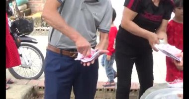 24 Kasım 2024, Haiduong, Vietnam. Genç bir adam, tanrılara ve ölen akrabalara adak kağıdı yakmak için çakmak kullanıyor. Bu bir Vietnam geleneği..