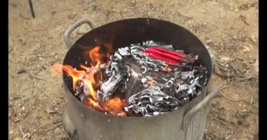 24 Kasım 2024, Haiduong, Vietnam. Akrabalarla akşam yemeği. Atalarının ölüm yıldönümü geldiğinde, torunları bir anma töreni düzenleyecek ve bağlarını güçlendirmek için birlikte yemek yiyecekler..