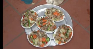 24 Kasım 2024, Haiduong, Vietnam. Akrabalarla akşam yemeği. Atalarının ölüm yıldönümü geldiğinde, torunları bir anma töreni düzenleyecek ve bağlarını güçlendirmek için birlikte yemek yiyecekler..