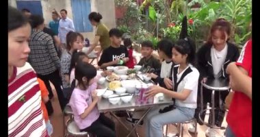 24 Kasım 2024, Haiduong, Vietnam. Akrabalarla akşam yemeği. Atalarının ölüm yıldönümü geldiğinde, torunları bir anma töreni düzenleyecek ve bağlarını güçlendirmek için birlikte yemek yiyecekler..