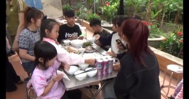 24 Kasım 2024, Haiduong, Vietnam. Akrabalarla akşam yemeği. Atalarının ölüm yıldönümü geldiğinde, torunları bir anma töreni düzenleyecek ve bağlarını güçlendirmek için birlikte yemek yiyecekler..