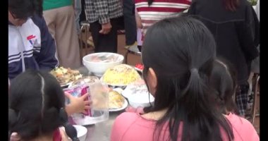 24 Kasım 2024, Haiduong, Vietnam. Akrabalarla akşam yemeği. Atalarının ölüm yıldönümü geldiğinde, torunları bir anma töreni düzenleyecek ve bağlarını güçlendirmek için birlikte yemek yiyecekler..