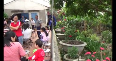 24 Kasım 2024, Haiduong, Vietnam. Akrabalarla akşam yemeği. Atalarının ölüm yıldönümü geldiğinde, torunları bir anma töreni düzenleyecek ve bağlarını güçlendirmek için birlikte yemek yiyecekler..