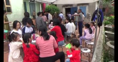 24 Kasım 2024, Haiduong, Vietnam. Akrabalarla akşam yemeği. Atalarının ölüm yıldönümü geldiğinde, torunları bir anma töreni düzenleyecek ve bağlarını güçlendirmek için birlikte yemek yiyecekler..