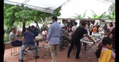 24 Kasım 2024, Haiduong, Vietnam. Akrabalarla akşam yemeği. Atalarının ölüm yıldönümü geldiğinde, torunları bir anma töreni düzenleyecek ve bağlarını güçlendirmek için birlikte yemek yiyecekler..