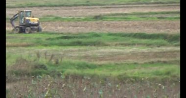 Sahada çalışan kazıcı