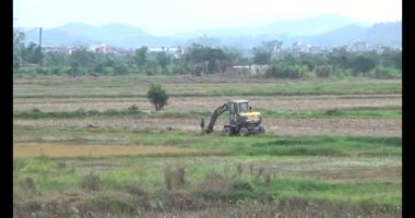 Sahada çalışan kazıcı