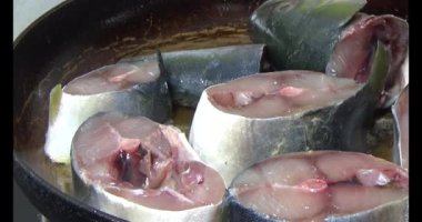 Kızarmış balık tabakta