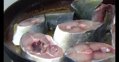 Kızarmış balık tabakta