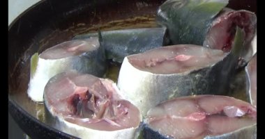 Kızarmış balık tabakta