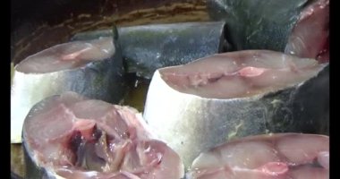 Kızarmış balık tabakta