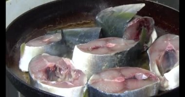 Kızarmış balık tabakta