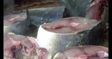 Kızarmış balık tabakta