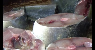 Kızarmış balık tabakta