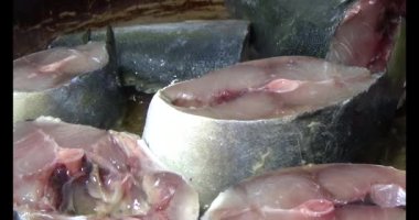 Kızarmış balık tabakta