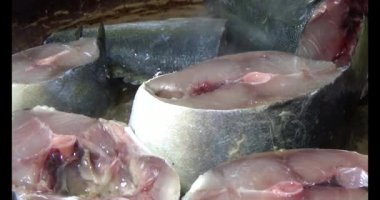 Kızarmış balık tabakta