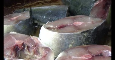 Kızarmış balık tabakta