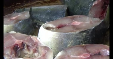 Kızarmış balık tabakta