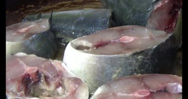 Kızarmış balık tabakta