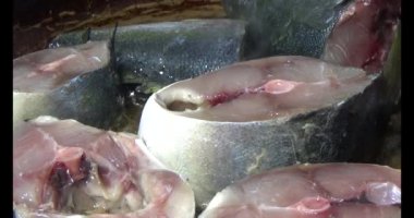 Kızarmış balık tabakta