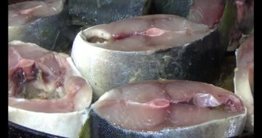 Kızarmış balık tabakta