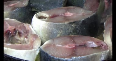 Kızarmış balık tabakta