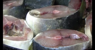 Kızarmış balık tabakta